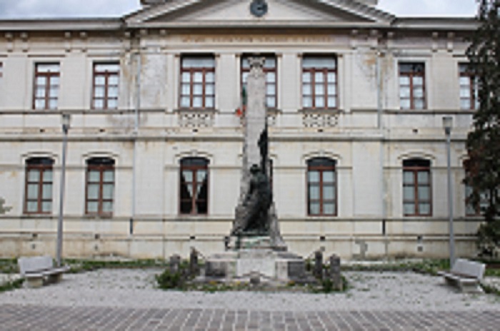 figura di soldato che porta la bandiera (monumento ai caduti - ad obelisco, opera isolata) di Giuseppe Frenguelli - ambito Italia centrale (XX)