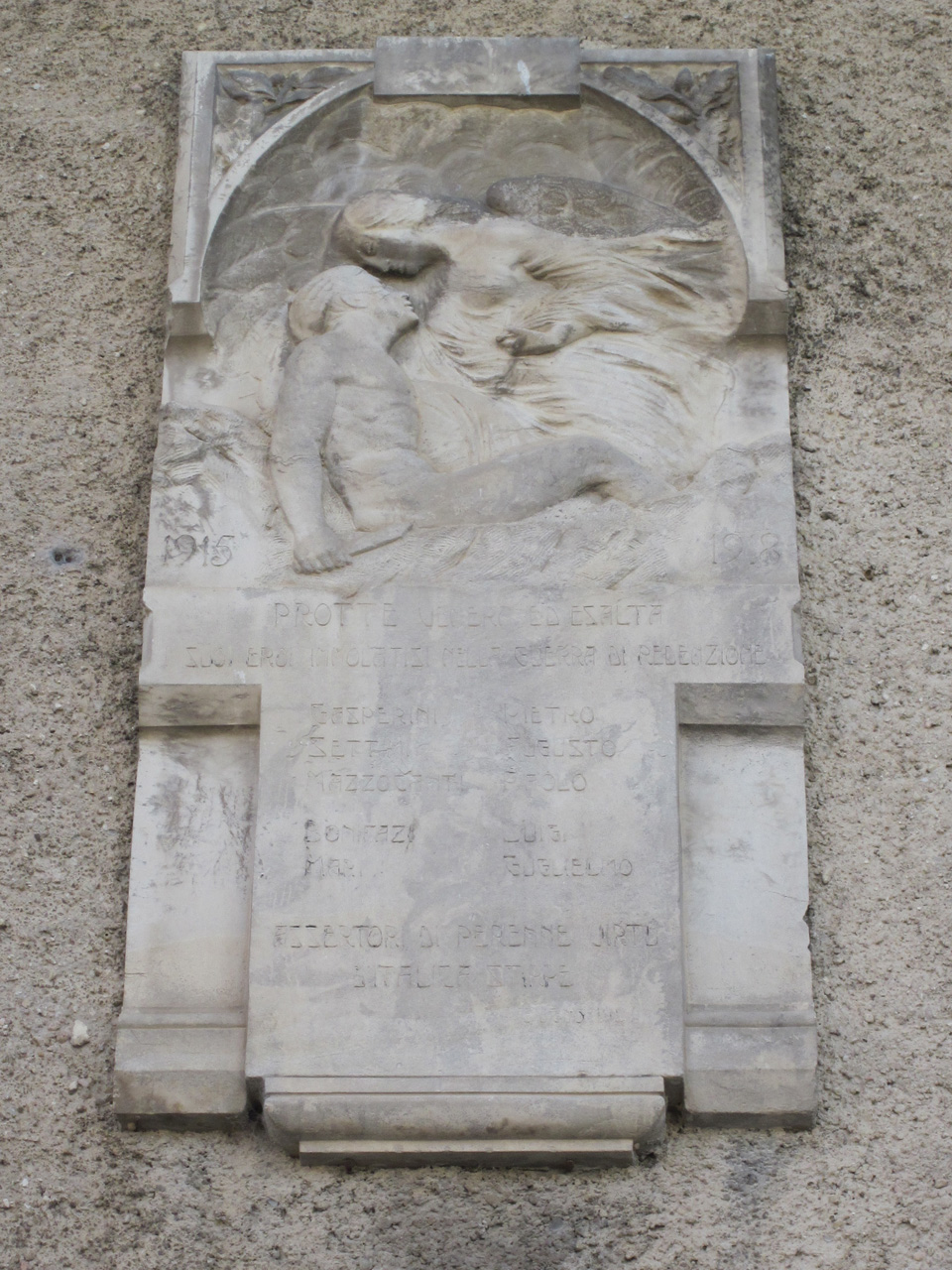 allegoria della Vittoria che premia un soldato morente (lapide commemorativa ai caduti) - ambito italiano (sec. XX)
