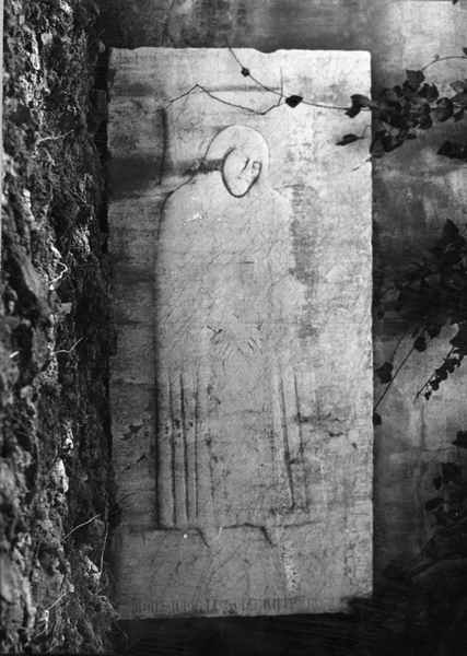 figura maschile distesa (lastra tombale) - ambito lucchese (sec. XIV)