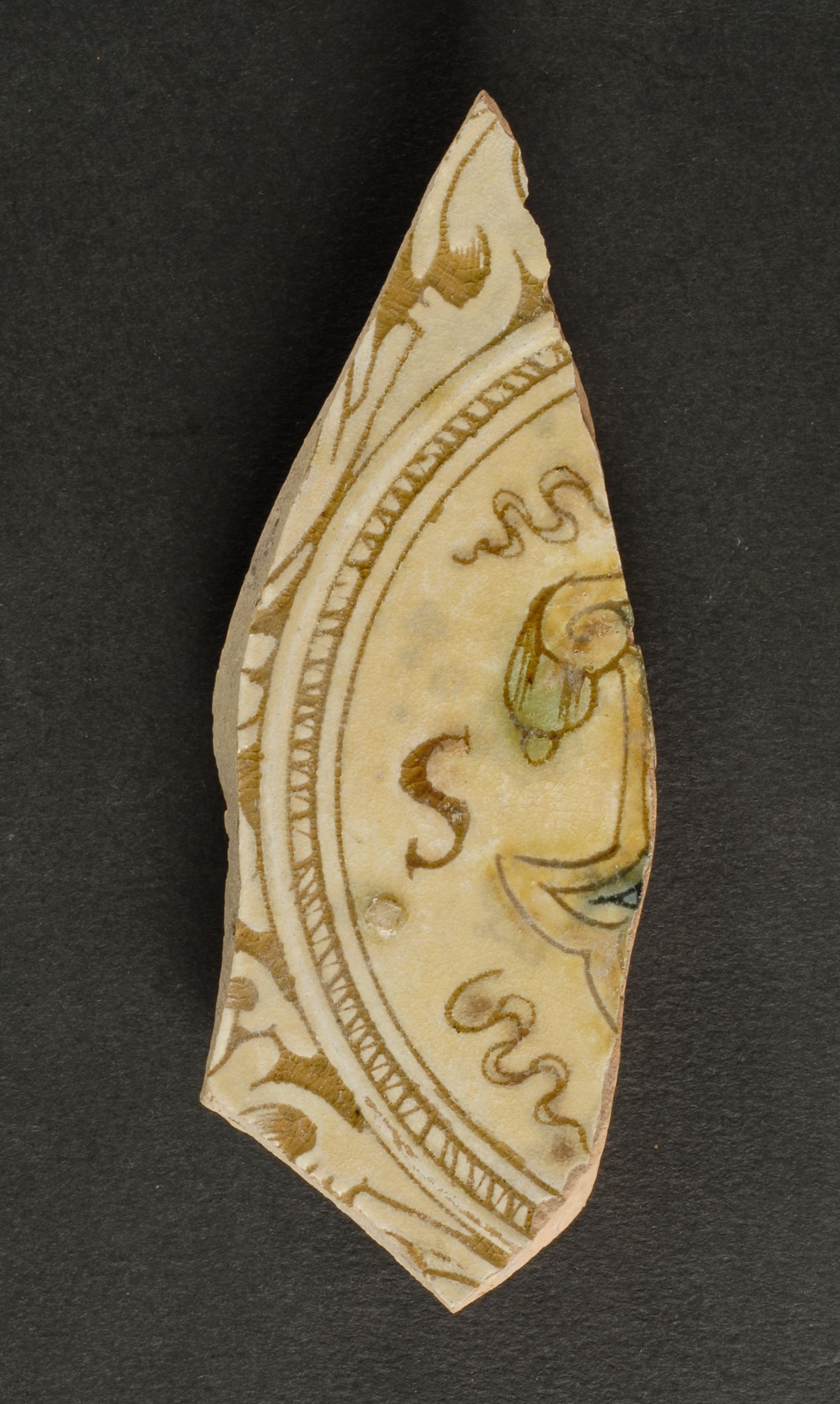 piatto, frammento - ambito toscano (secc. XVI/ XVII)