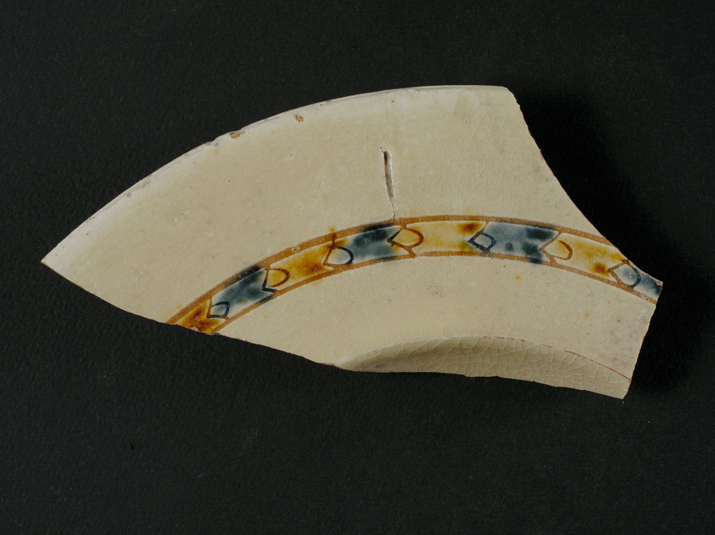 piatto, frammento - ambito toscano (secc. XVI/ XVII)