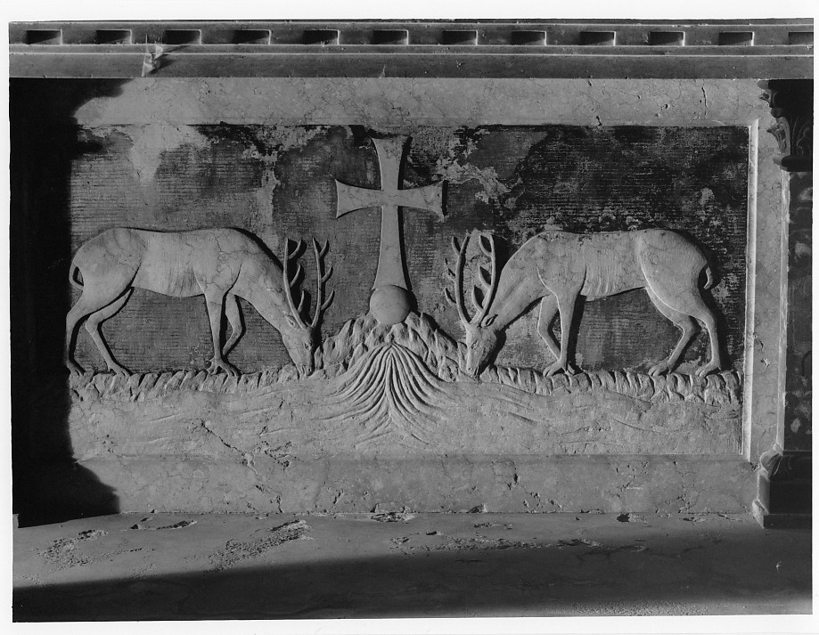 cervi che si abbeverano alla fonte e croce (paliotto) di Chemello Ferruccio, Industria Marmi Vicentini (sec. XX)