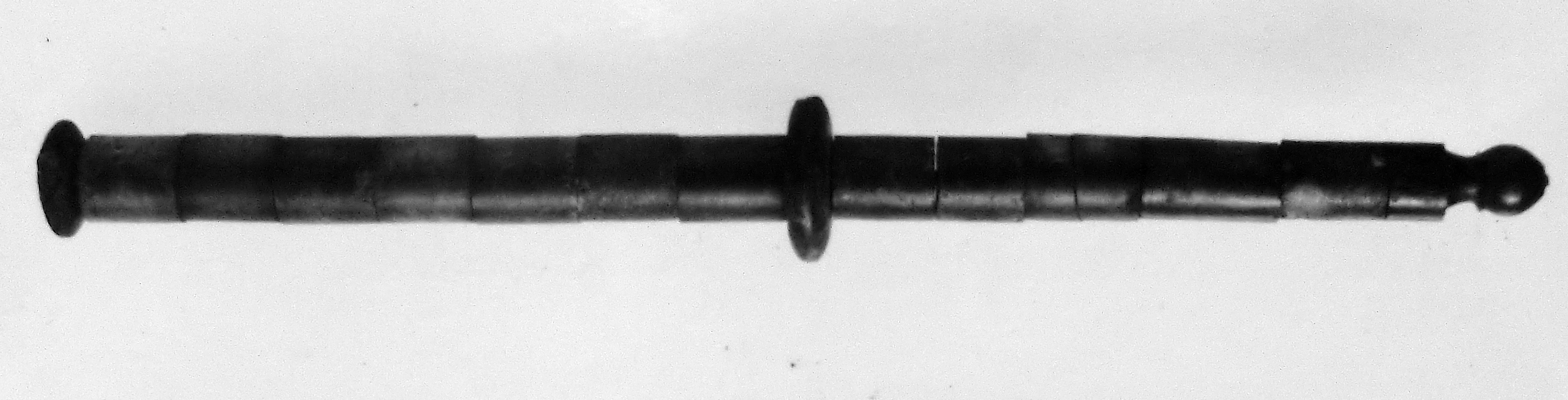 scettro, elementi cilindrici su filo metallico, disco al centro (secc. I/ III d.C)