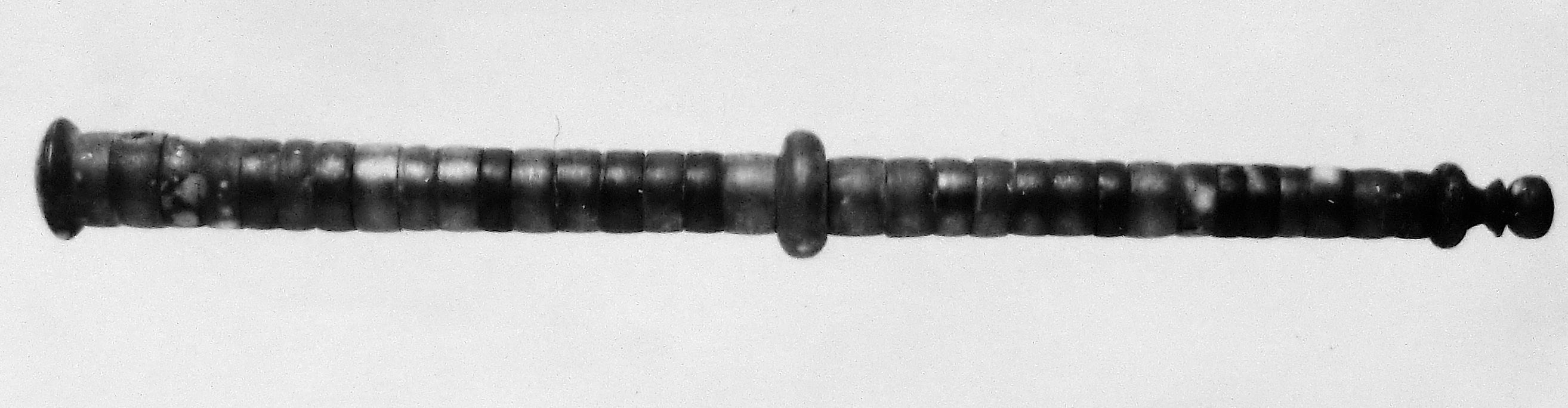 scettro, elementi cilindrici su filo metallico, disco al centro (secc. I/ III d.C)