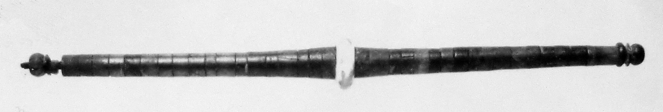 scettro, elementi cilindrici su filo metallico, disco al centro (secc. I/ III d.C)