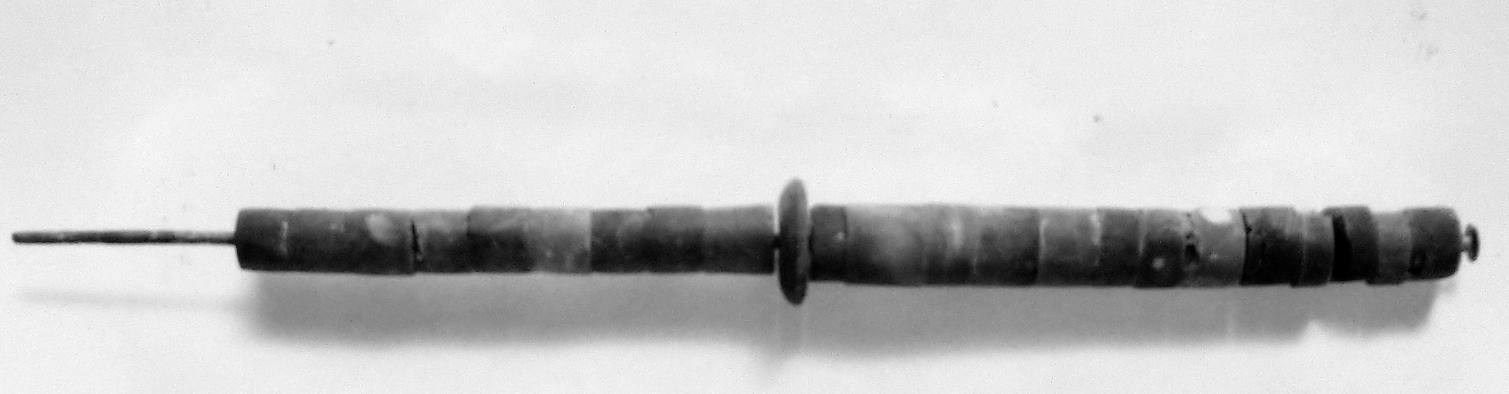 scettro, elementi cilindrici su filo metallico, disco al centro (secc. I/ III d.C)