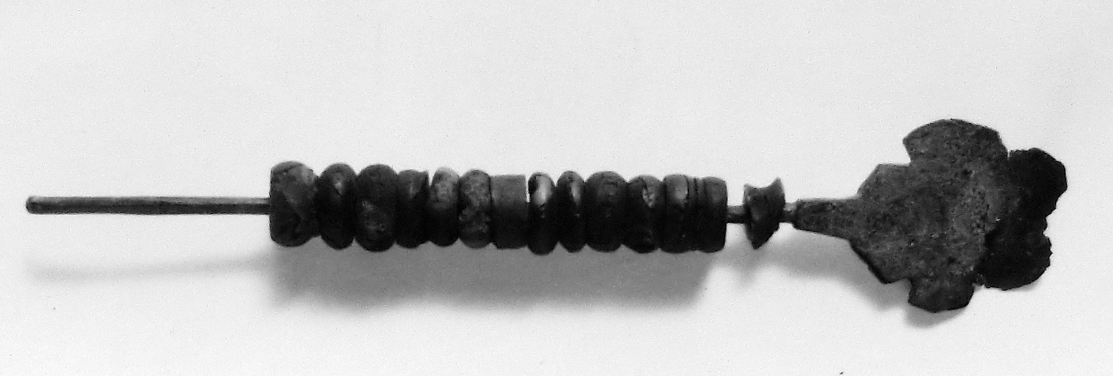 scettro, ago metallico desinente in un dischetto polilobato; 14 perle infilate (secc. I/ III d.C)