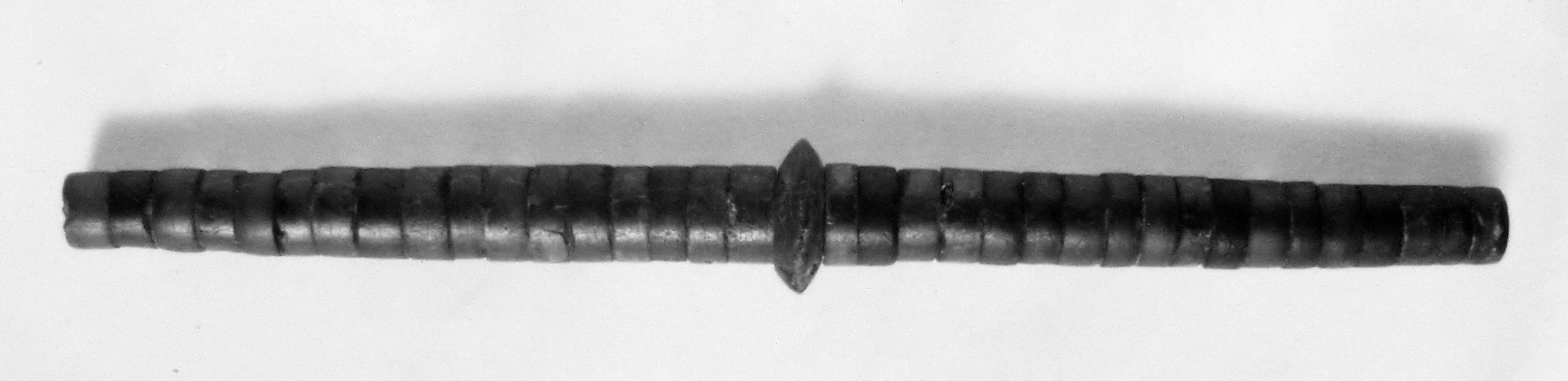 scettro, elementi cilindrici su filo metallico, disco al centro (secc. I/ III d.C)