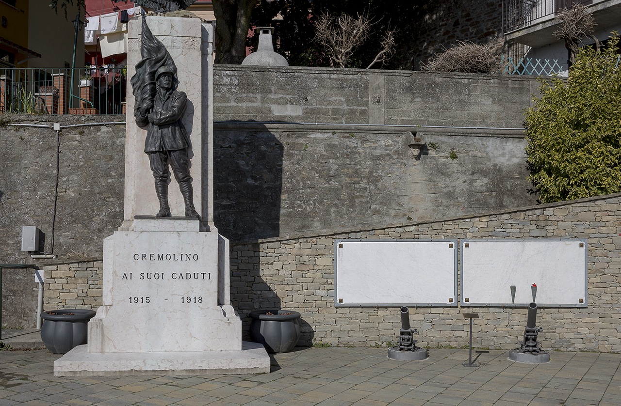 figura di soldato che porta la bandiera (monumento ai caduti - a cippo) di Remuzzi Gianni (secondo quarto, metà sec. XX, sec. XX)