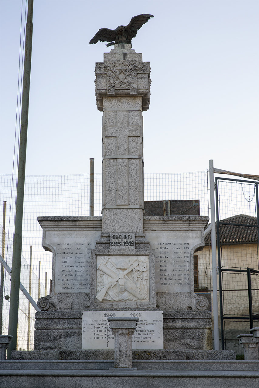 allegoria della Vittoria come aquila, tropaion in relazione alle armi (monumento ai caduti - ad ara) - ambito piemontese (primo quarto sec. XX)