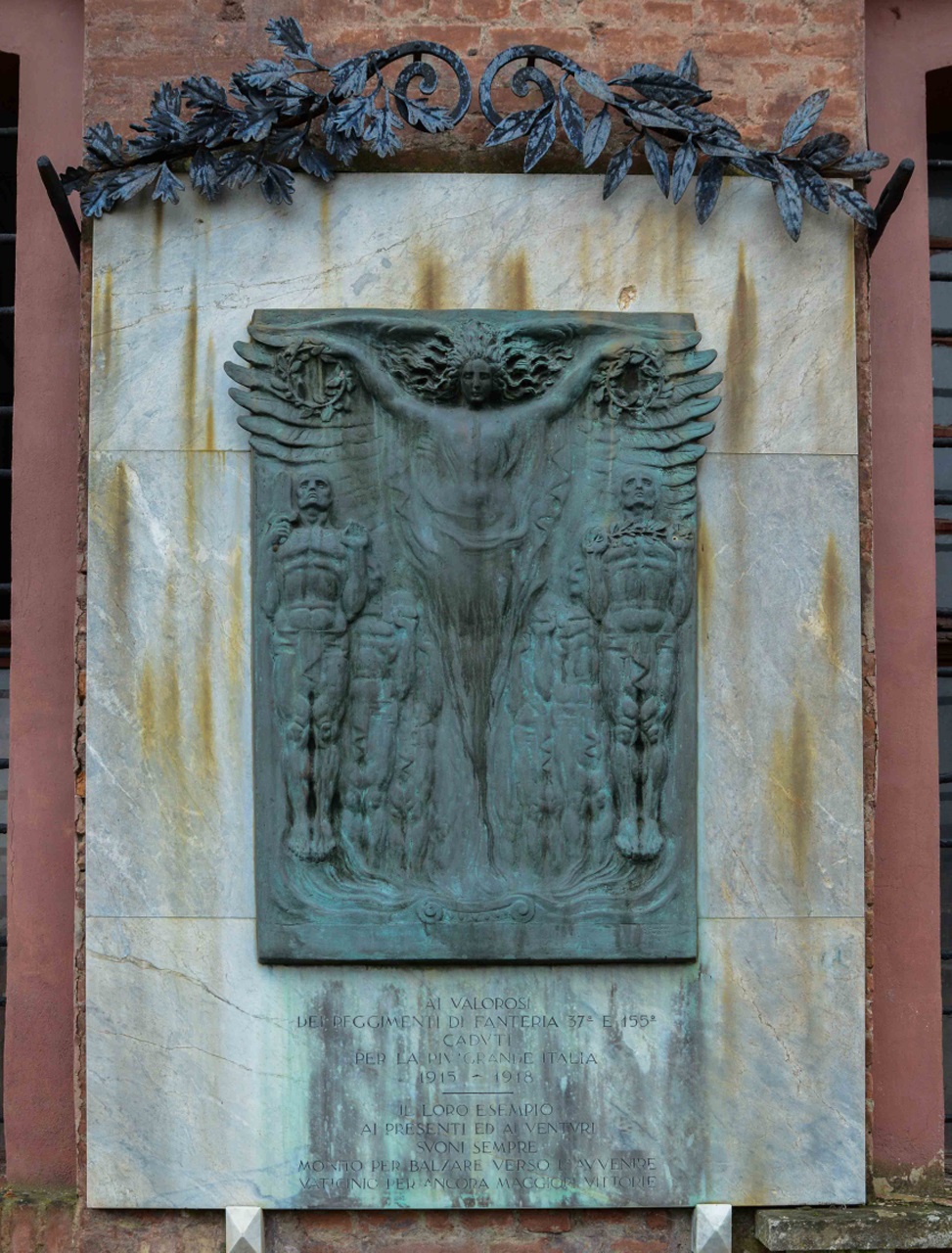 allegoria della Vittoria che incorona un soldato morente (monumento ai caduti - a lapide) di Riva Giovanni (secondo quarto sec. XX)