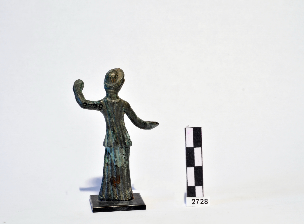 Donna stante (sacerdotessa?) (statuetta) - Ambiente italico (III-II a.C)