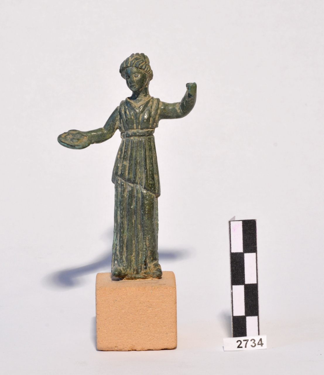 Figura femminile stante (statuetta) - Ambiente italico (III-II a.C)