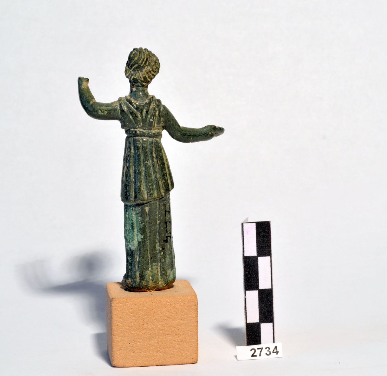 Figura femminile stante (statuetta) - Ambiente italico (III-II a.C)