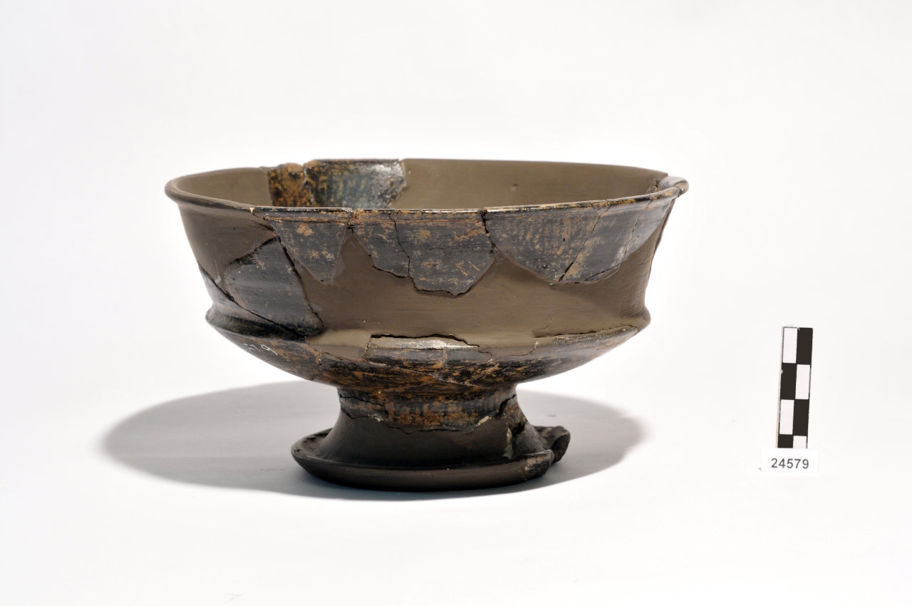 calice su basso piede - Fase Piceno IV A iniziale (primo quarto VI a.C)