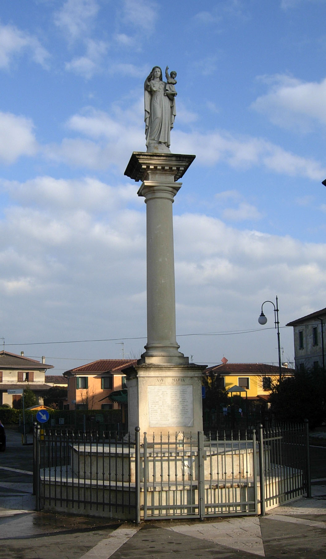 Madonna col Bambino (monumento ai caduti - a colonna) - ambito veneto (XX)