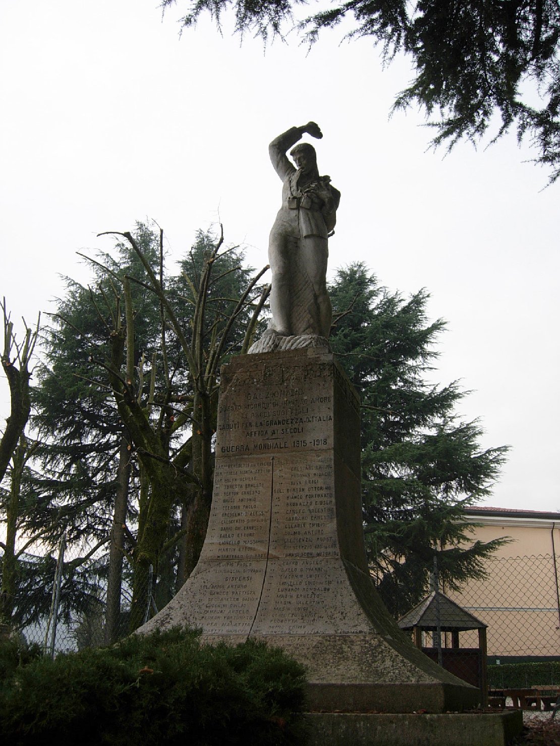 figura di soldato: fante (monumento ai caduti - a cippo) di Strazzabosco, Luigi, Negri, Carlo (XX)