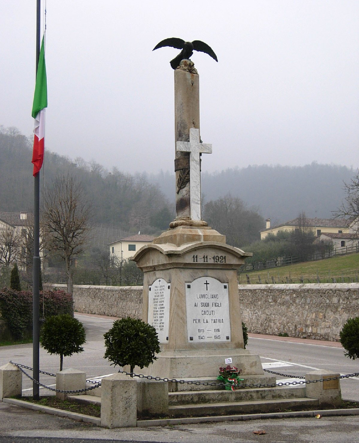 allegoria della Vittoria come aquila (monumento ai caduti - a colonna) di Travaglia, Silvio (XX)