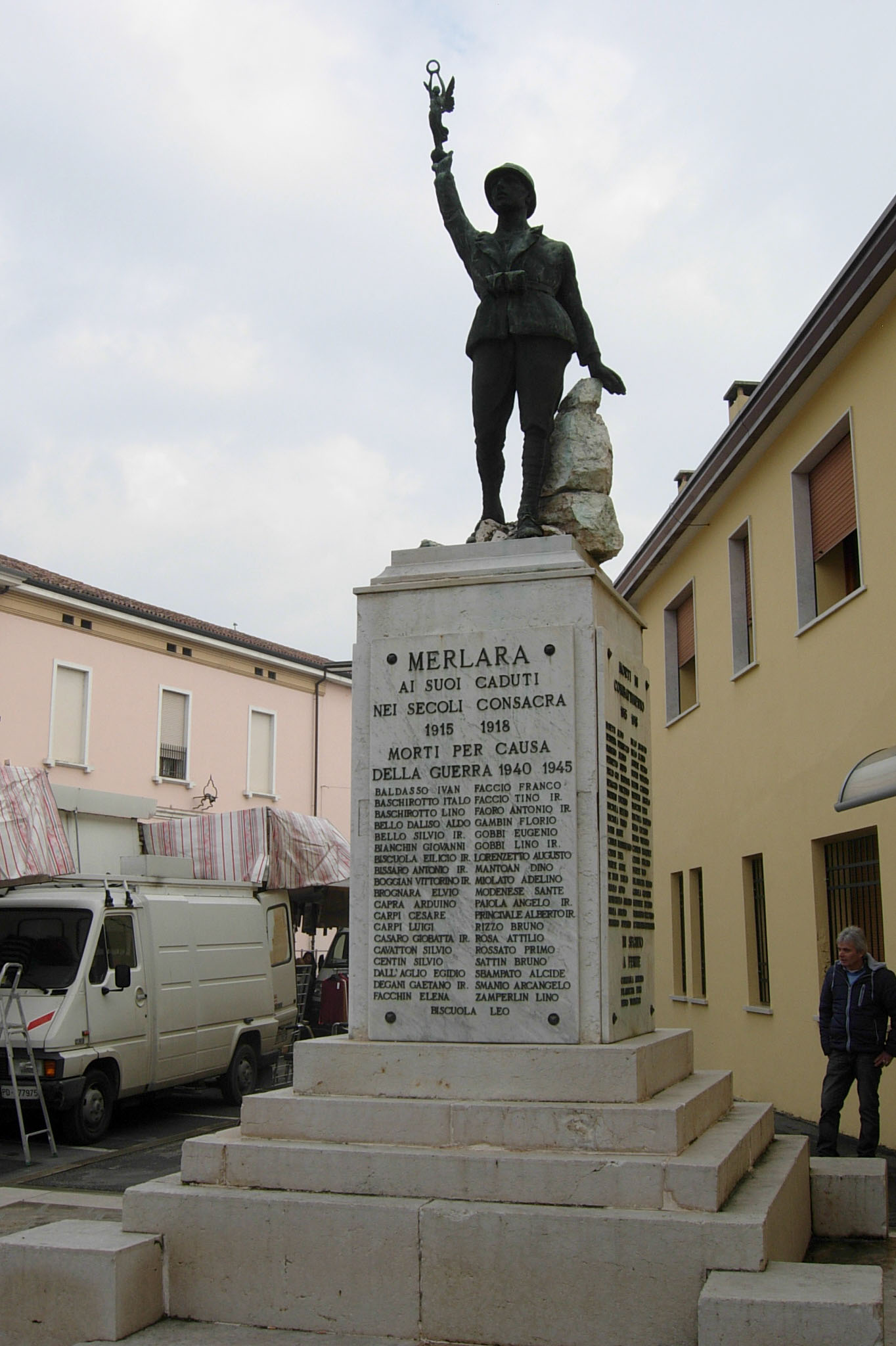 figura di soldato: fante, allegoria della Vittoria (monumento ai caduti - a cippo) di Zago Egisto (XX)