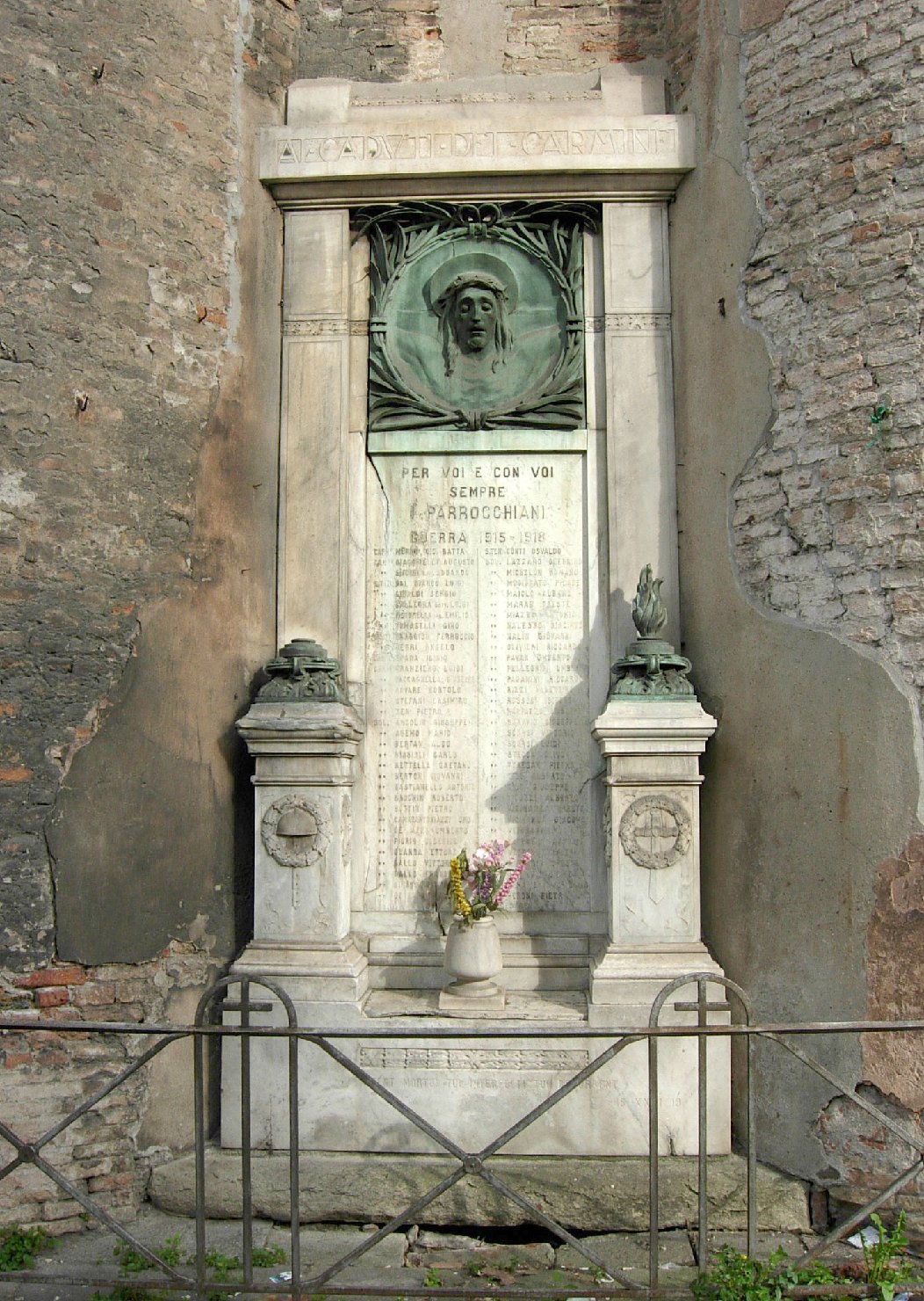 testa di Cristo incoronata di spine (monumento ai caduti - a lapide) di Tosato, Ferdinando, De Lorenzi, Gildo, Negri, Carlo (XX)