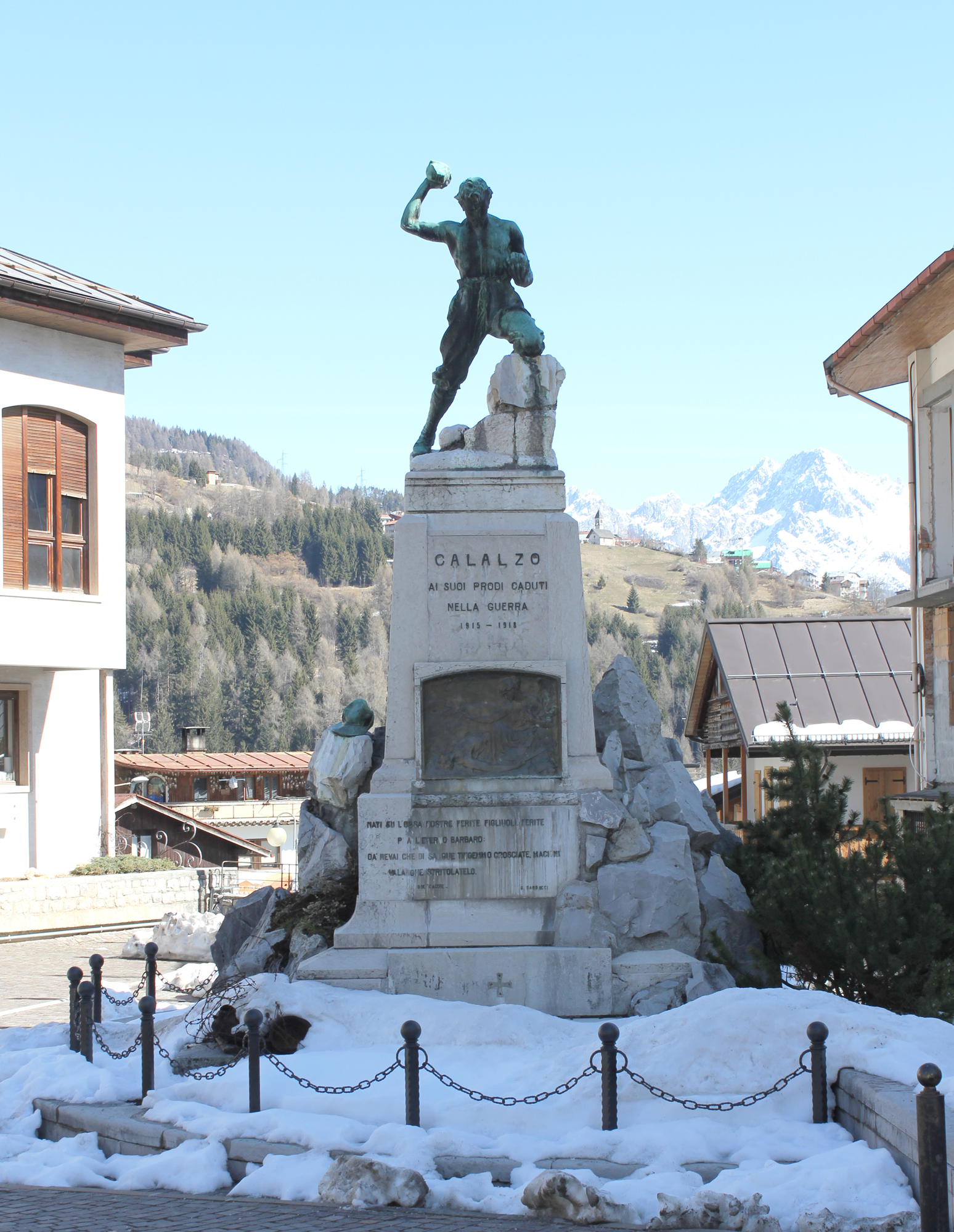 soldato nell'atto di scagliare una pietra, Vittoria che omaggia il corpo di un soldato caduto (monumento ai caduti - a cippo, opera isolata) di De Lotto Annibale (XX)