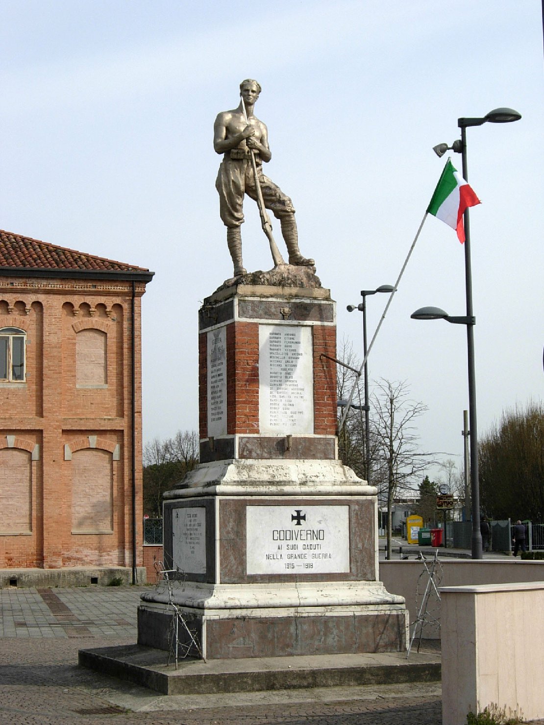 figura di soldato: fante (monumento ai caduti - a cippo) di Soressi, Luigi (XX)