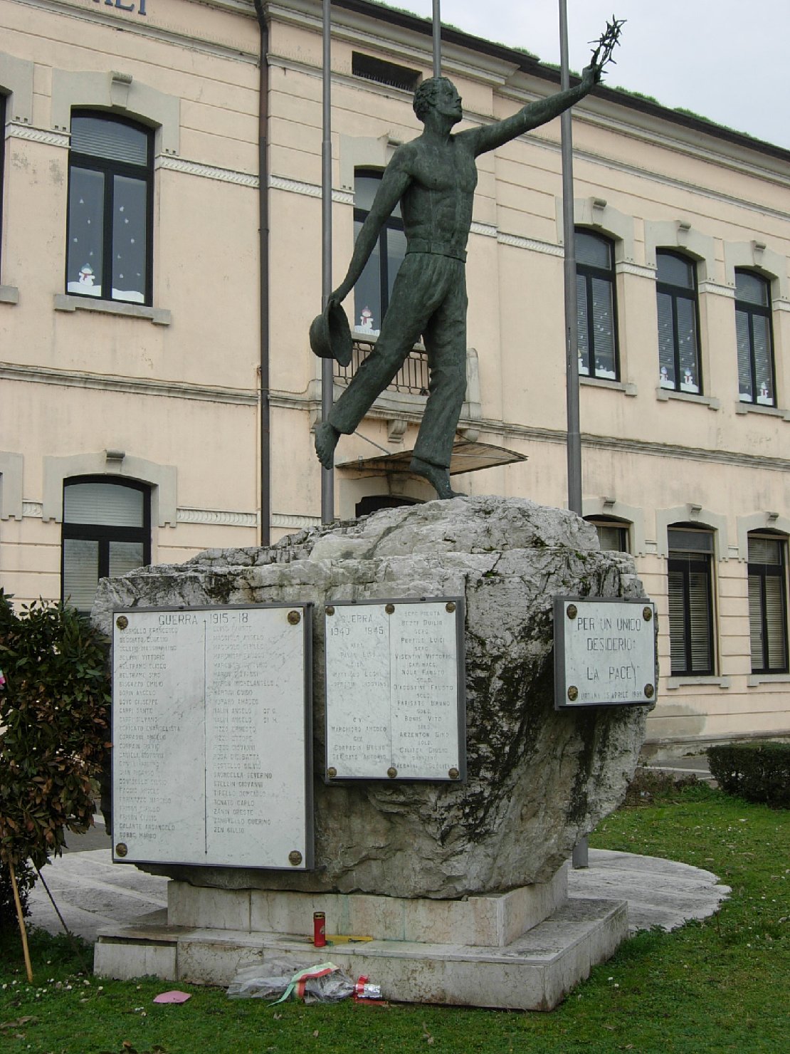 figura di soldato (monumento ai caduti - a cippo) di Galletto, Silvio, Trevisan, Franco (XX, XX)