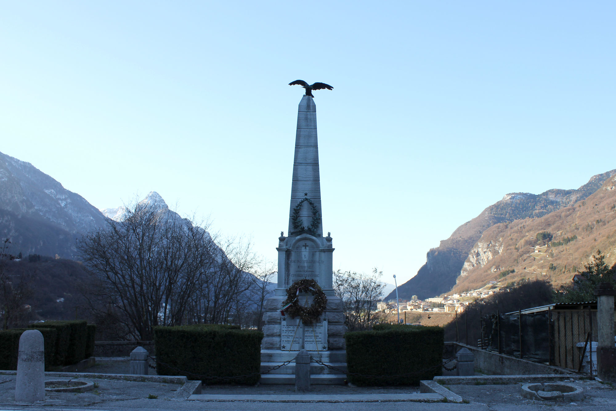 allegoria della Vittoria come aquila (monumento ai caduti - ad obelisco, opera isolata) - ambito italiano (XX)