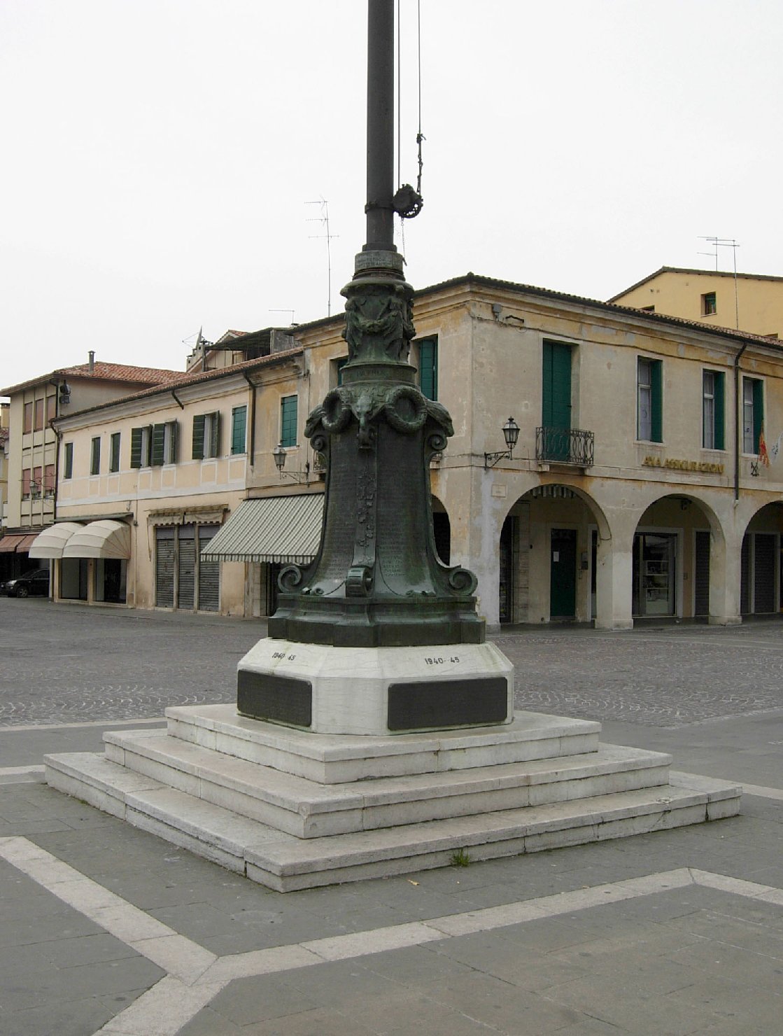 allegoria della Vittoria (monumento ai caduti - a basamento) di Franco, Angelo (XX)