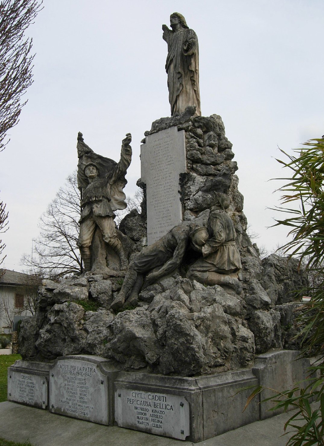 allegoria della morte del soldato, figura di soldato che porta la bandiera, Cristo benedicente (monumento ai caduti - a cippo) di Caldana Egisto (XX)