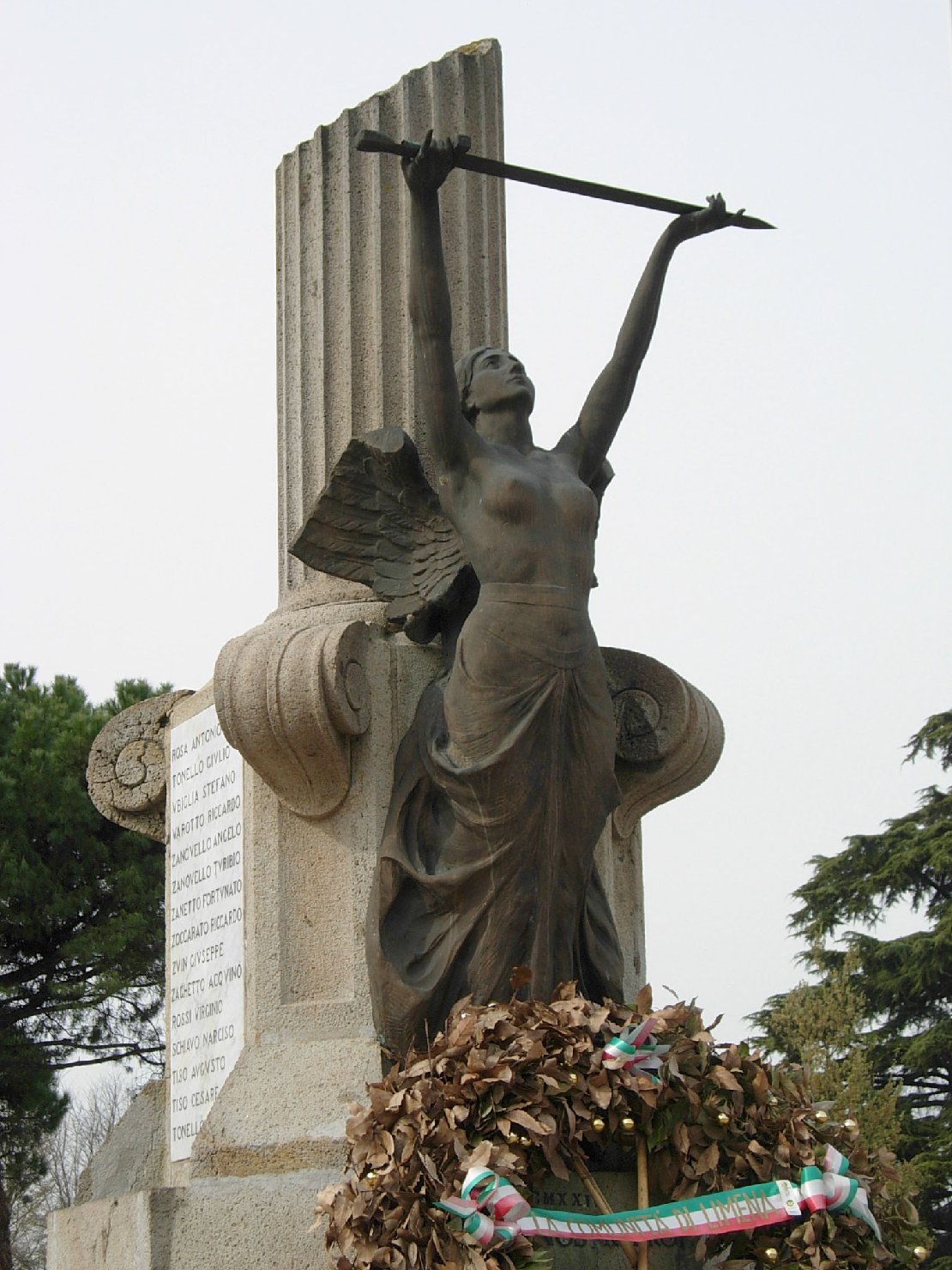 allegoria della Vittoria come donna armata (monumento ai caduti - a colonna spezzata) di Soressi, Luigi (XX)