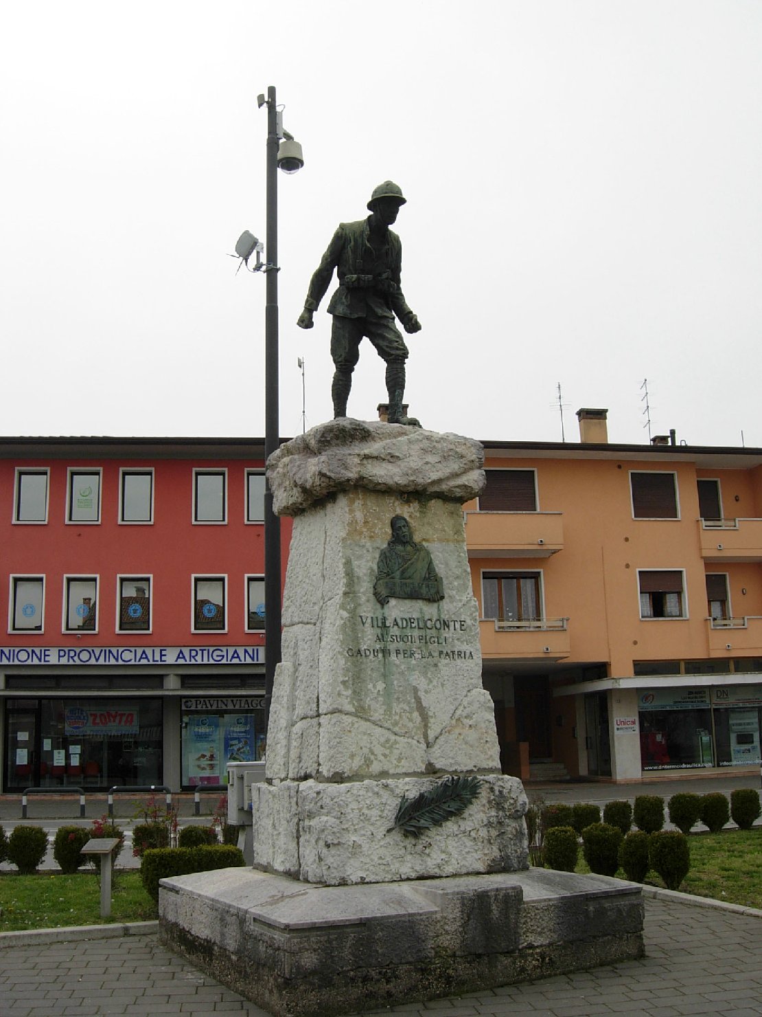 figura di soldato: fante (monumento ai caduti - a cippo) di Bedeschi, Alfeo (XX)