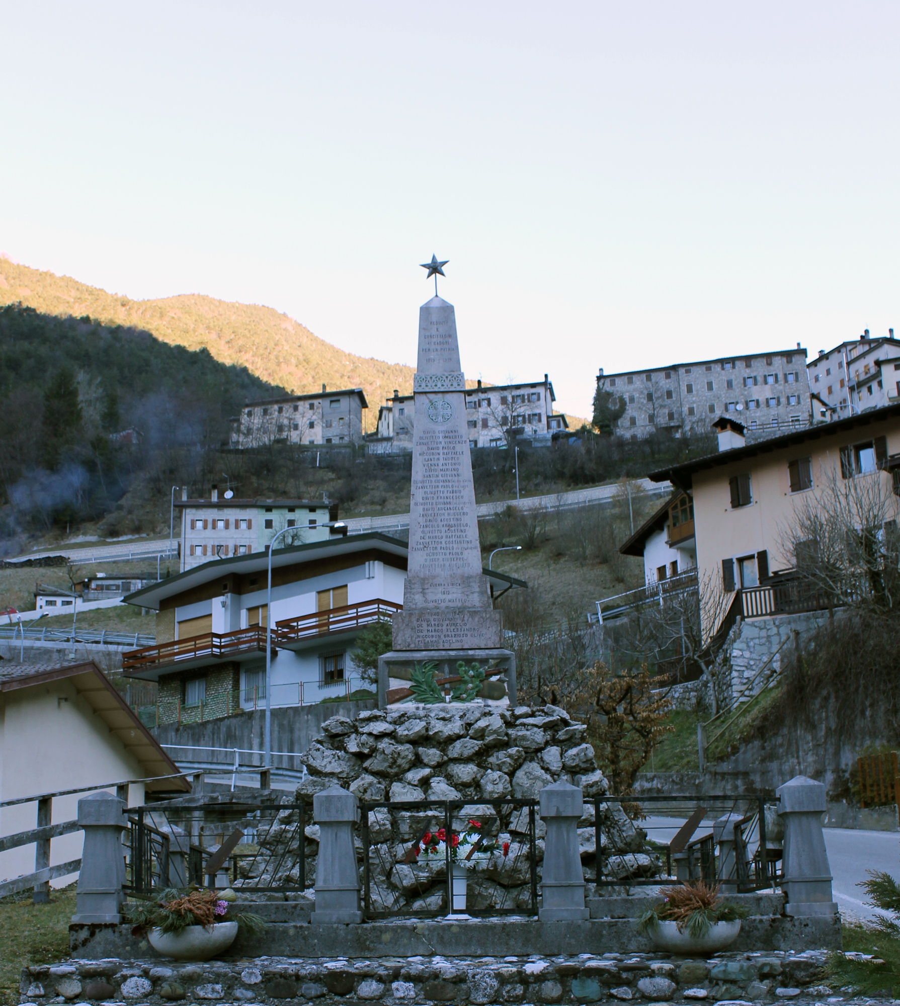 tropaion con armi (monumento ai caduti - ad obelisco, opera isolata) di Bergamasco Mansueto (XX, XX)