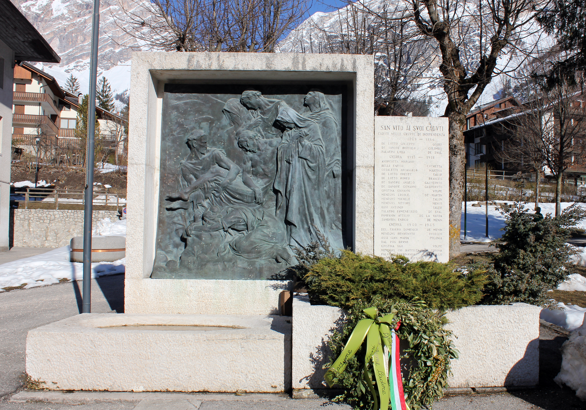 Deposizione di Cristo (monumento ai caduti - a fontana, opera isolata) di De Lotto Annibale, Tomasini Gildo, Fonderia Cooperativa Artistica (XX)