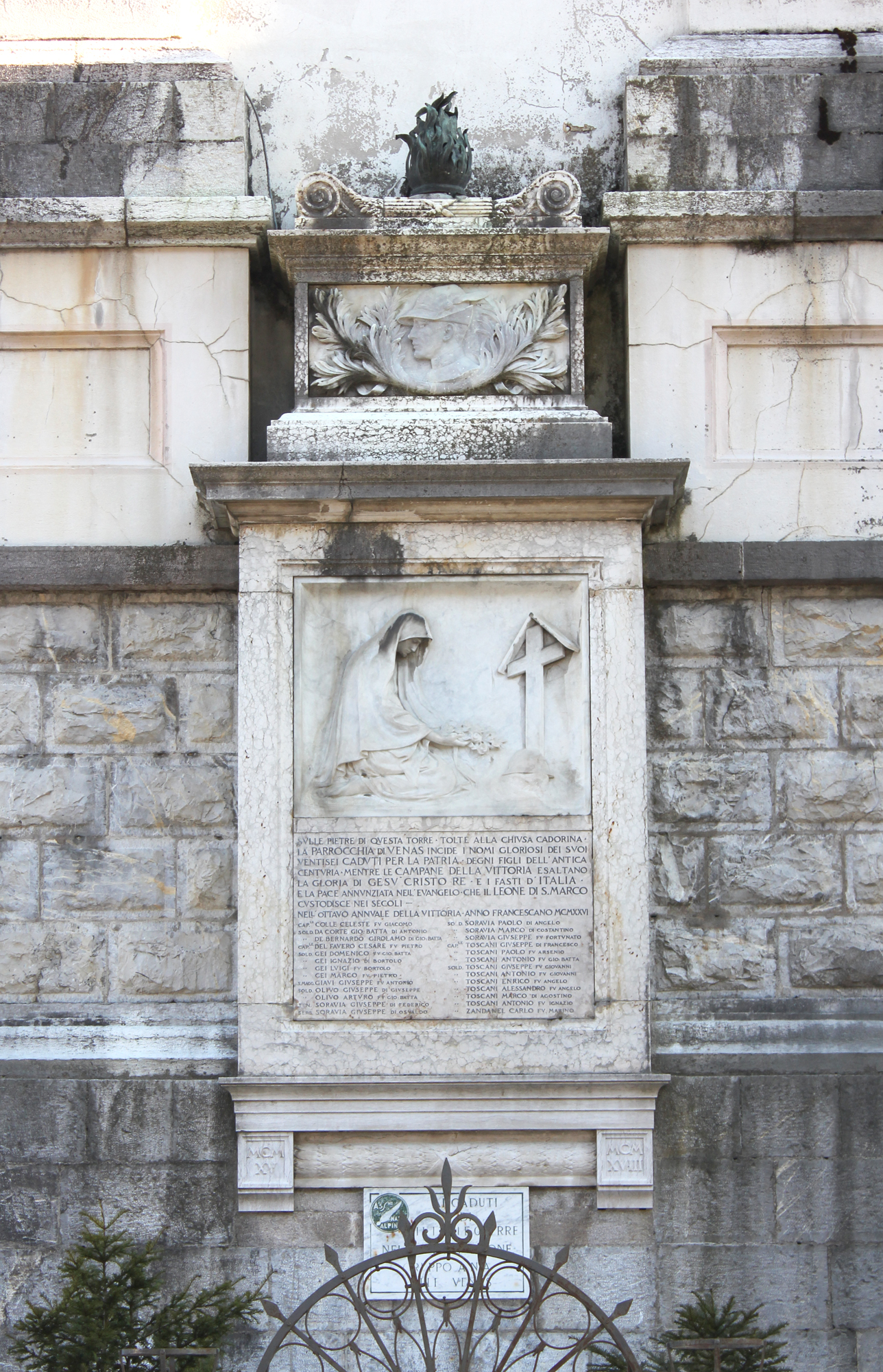 profilo di soldato alpino, dolente che omaggia la tomba di un caduto (monumento ai caduti - a lapide, opera isolata) di De Lotto Annibale (attribuito) (XX)