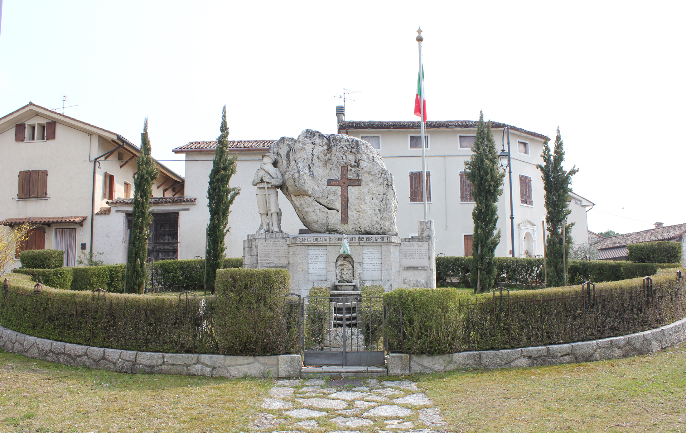 figura di soldato: alpino (monumento ai caduti - ad ara, opera isolata) di Rebesco Francesco (XX)