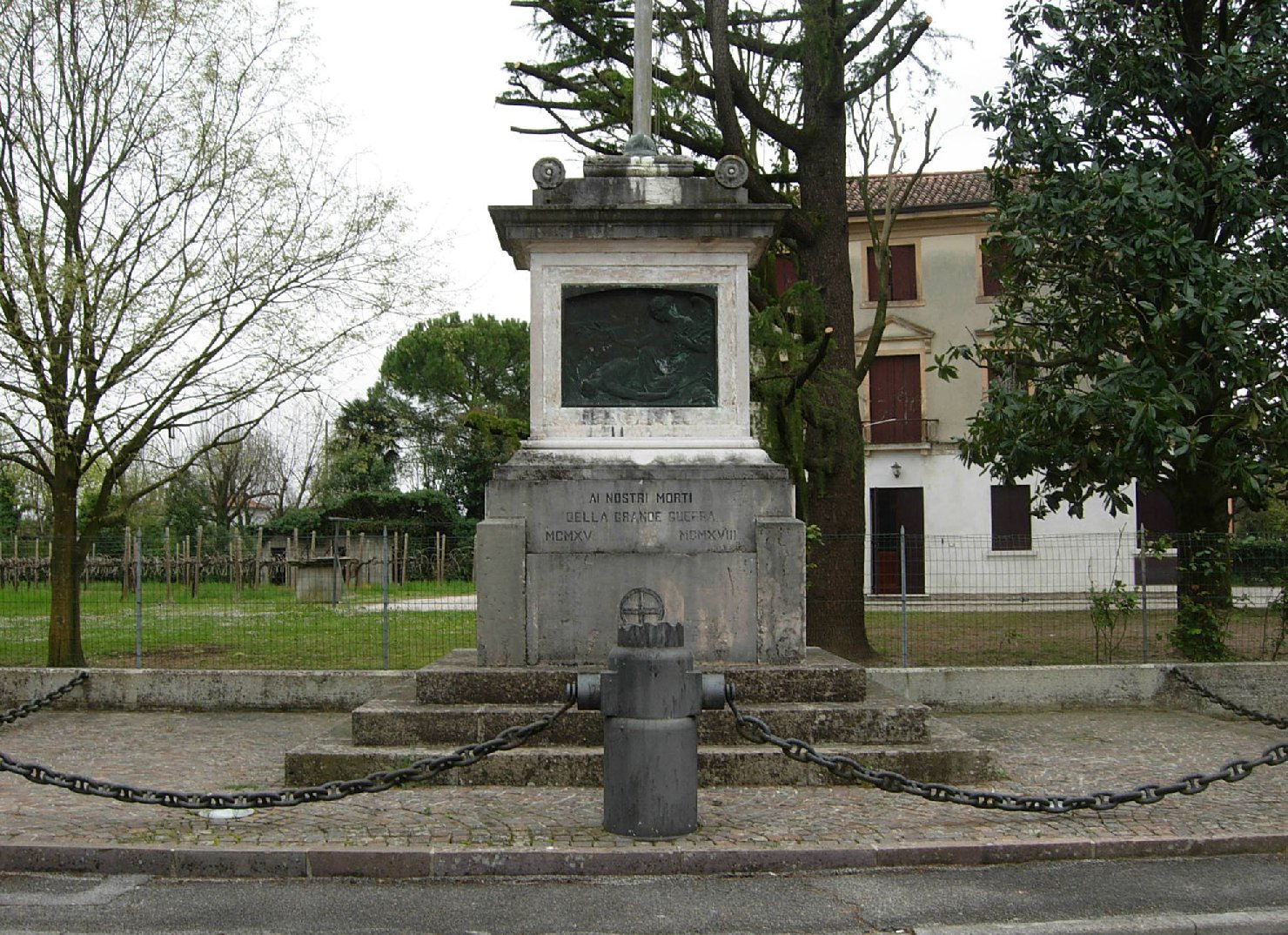 allegoria della Vittoria che incorona un soldato morente (monumento ai caduti - ad ara) - ambito veneto (XX)