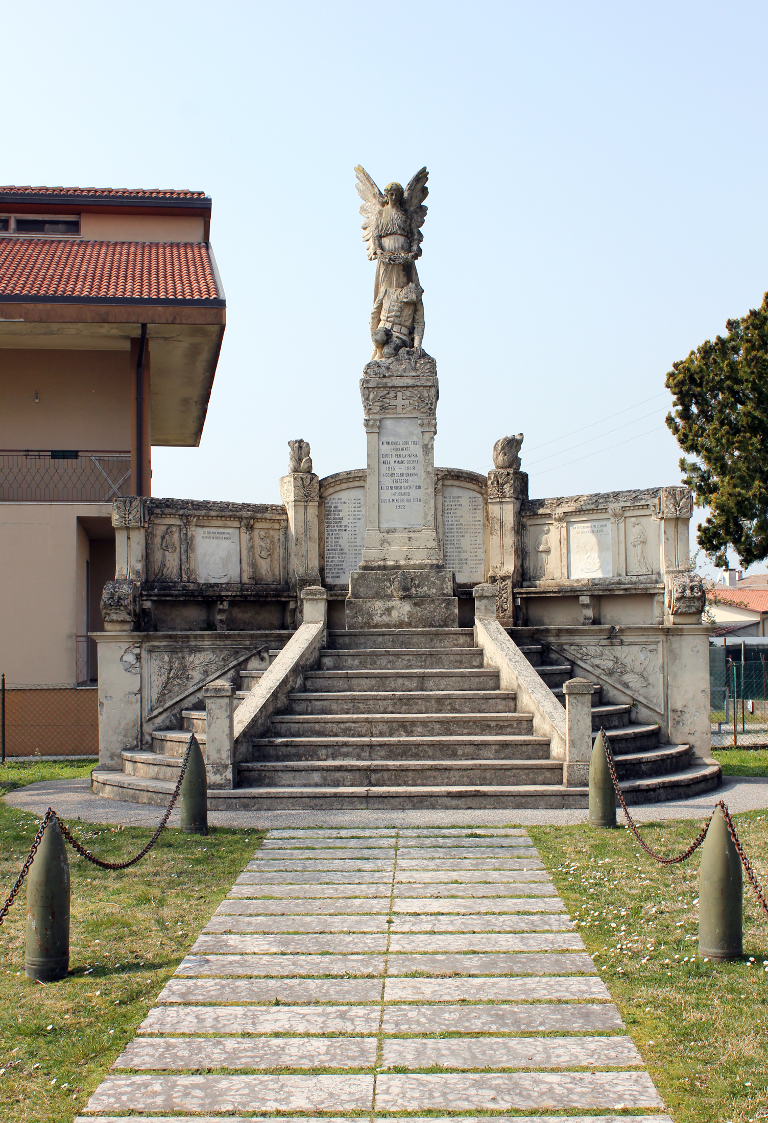 allegoria della Vittoria che premia un soldato (monumento ai caduti - ad emiciclo, opera isolata) di Celotti Vittorio (XX)