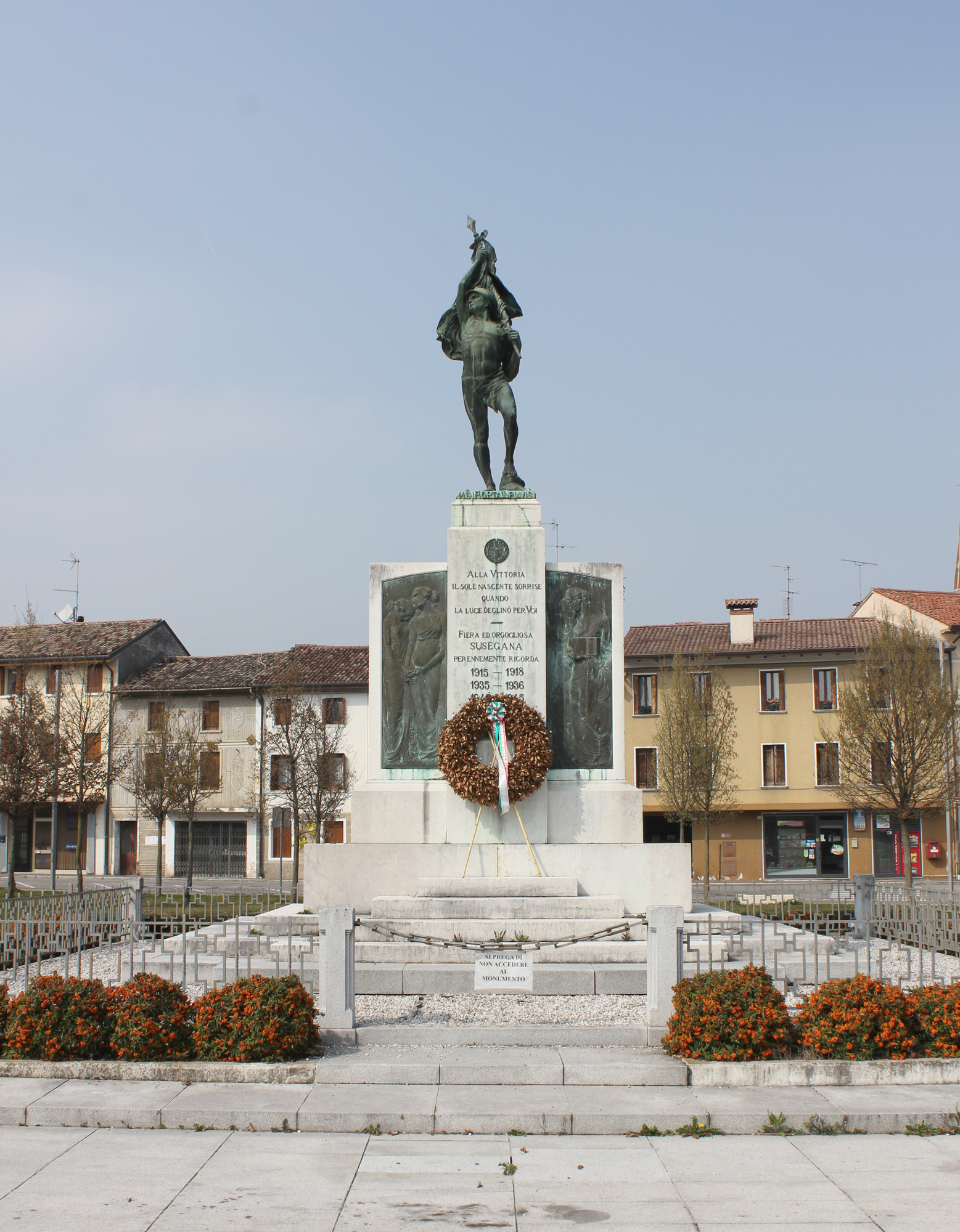 soldato vittorioso che innalza la bandiera, dolenti, personificazioni femminili (monumento ai caduti - ad ara, opera isolata) di Garbelotto Giuseppe (XX)