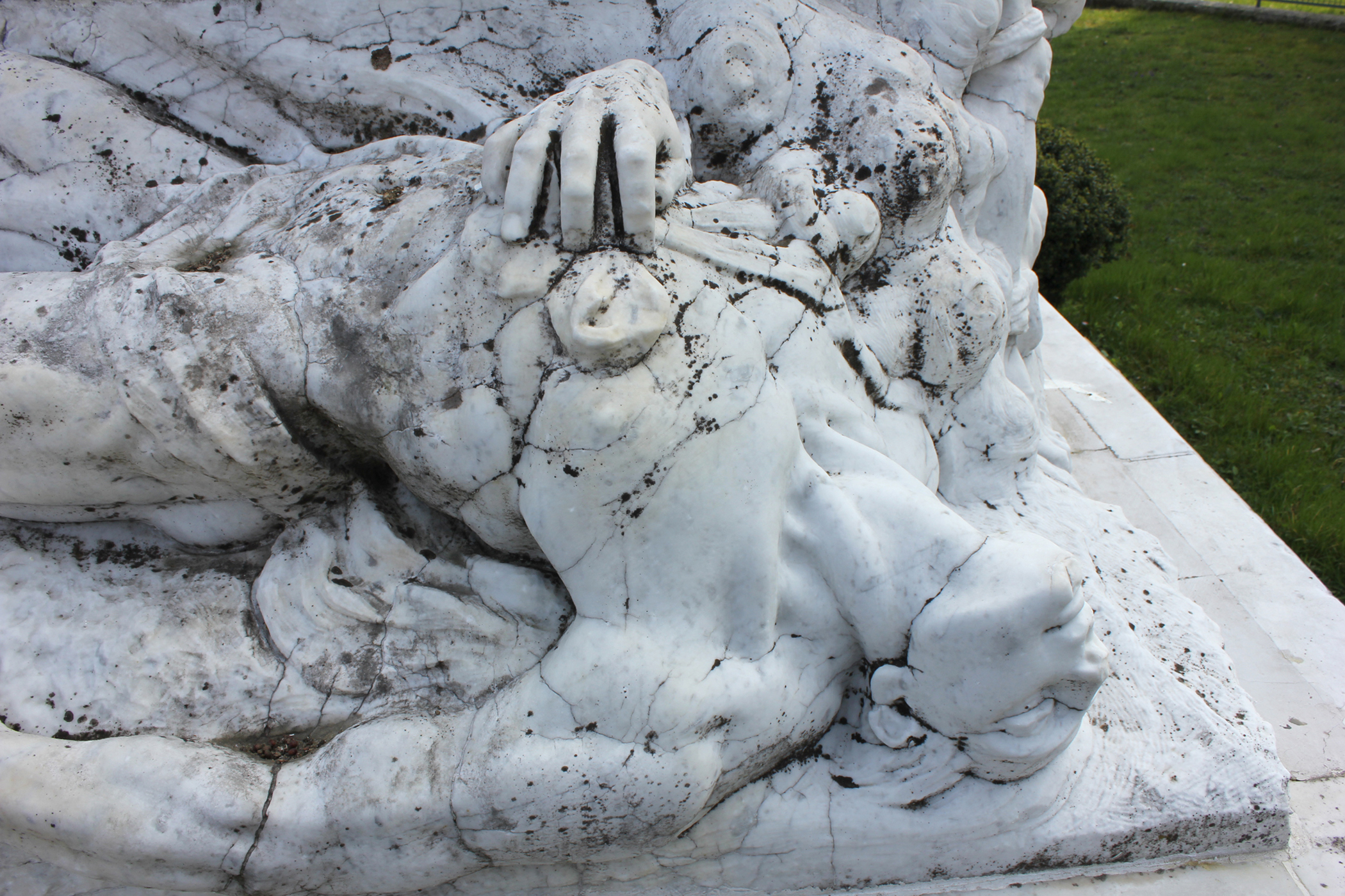 Siamo passati, personificazione della Vittoria, allegoria del sacrificio del soldato per la Patria (monumento ai caduti - a cippo, opera isolata) di Bassignani Umberto (XX)