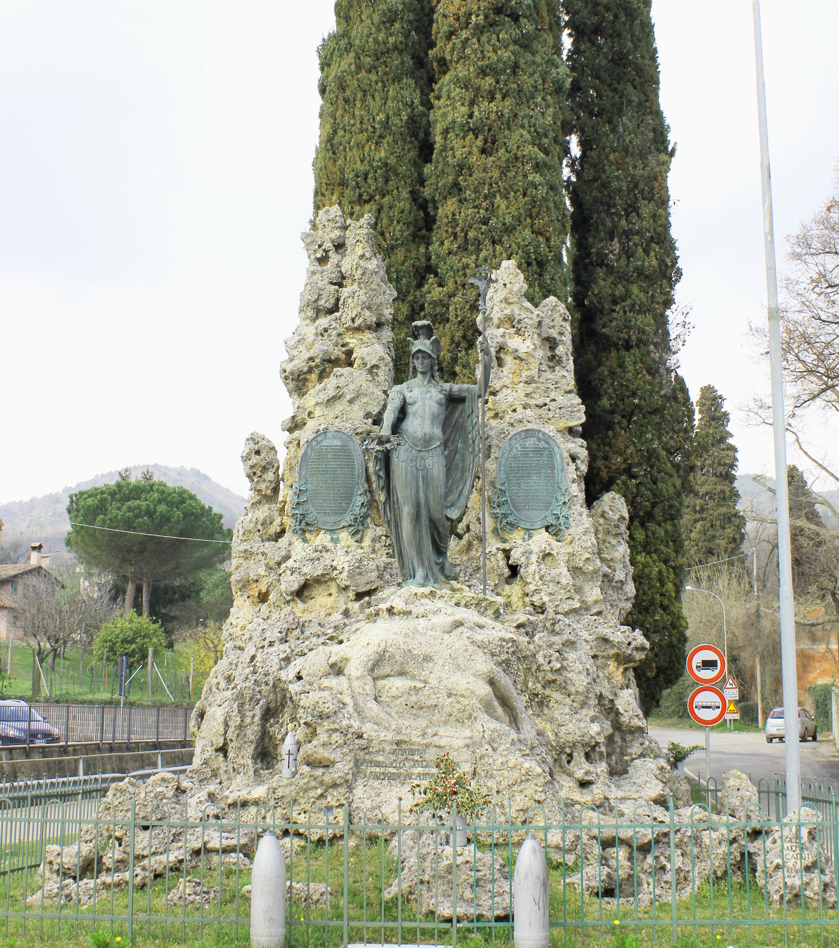 allegoria della Patria come donna armata che premia un soldato (monumento ai caduti - a montagna figurata, opera isolata) di Rossetto Angelo (XX)