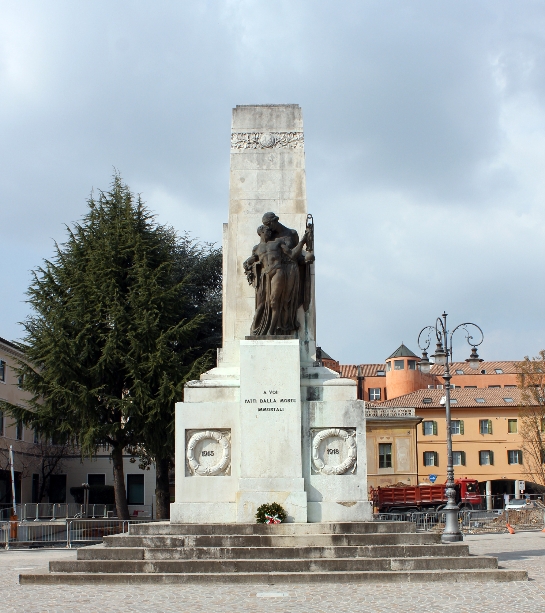 allegoria della Patria che premia un soldato, allegoria del sacrificio del soldato per la Patria (monumento ai caduti - ad obelisco, opera isolata) di Feltrin Umberto (XX)