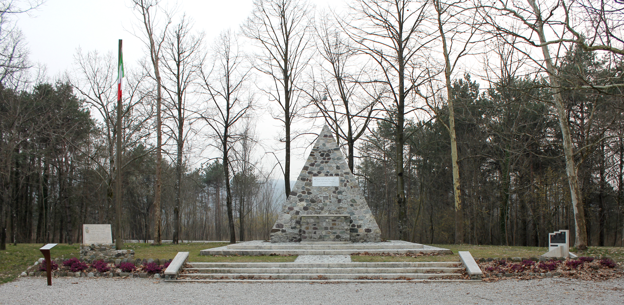 monumento ai caduti - a piramide, opera isolata - ambito italiano (XX)