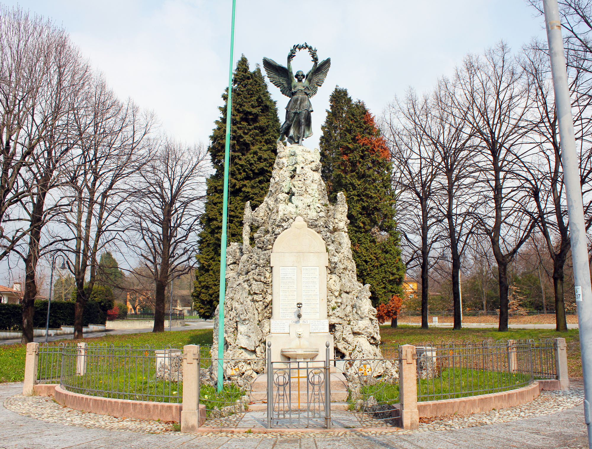 personificazione della Vittoria (monumento ai caduti - a montagna figurata, opera isolata) - ambito italiano (XX)