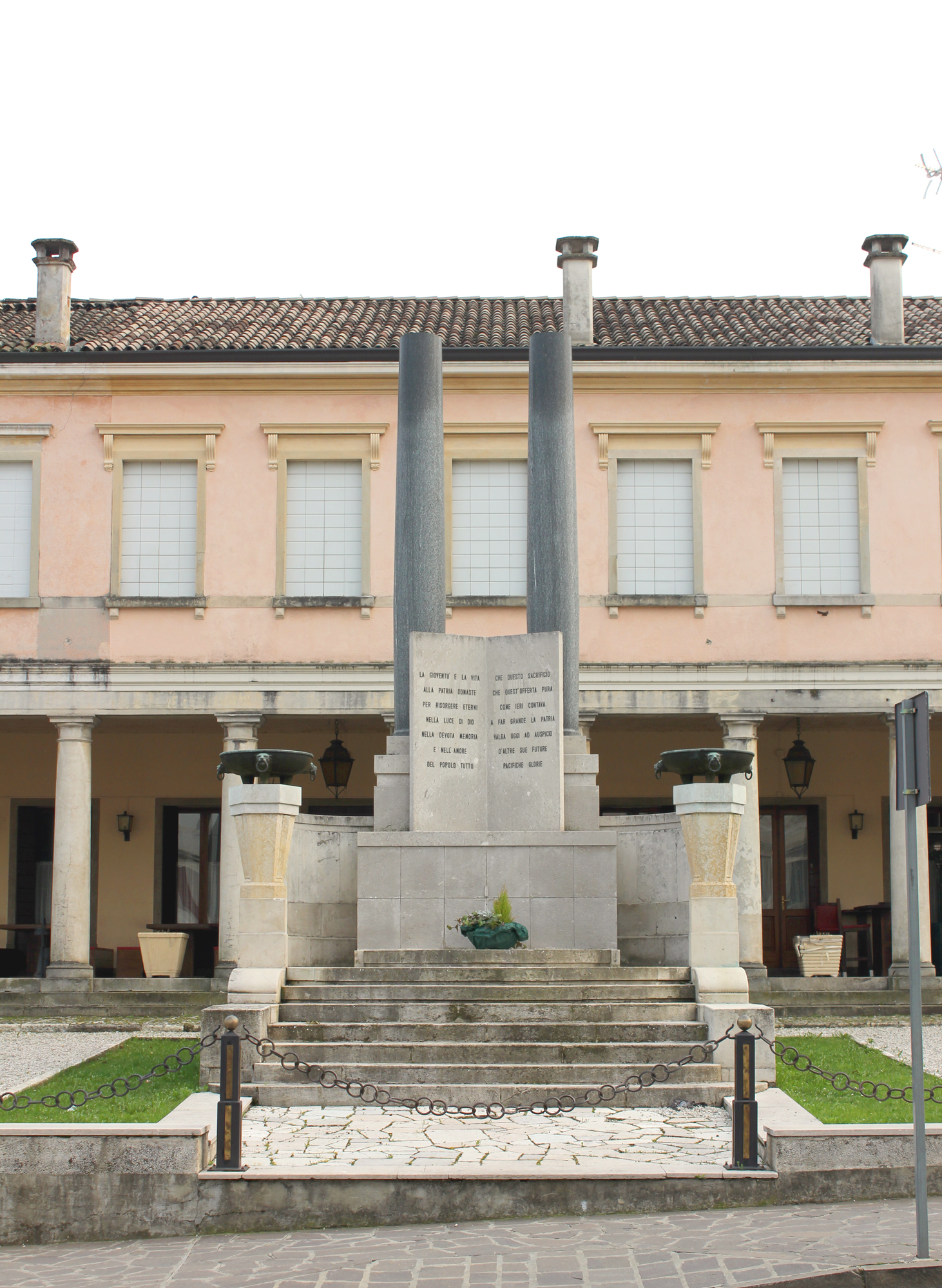 monumento ai caduti - ad ara, opera isolata di Possamai Giovanni - ambito italiano (XX, XX)