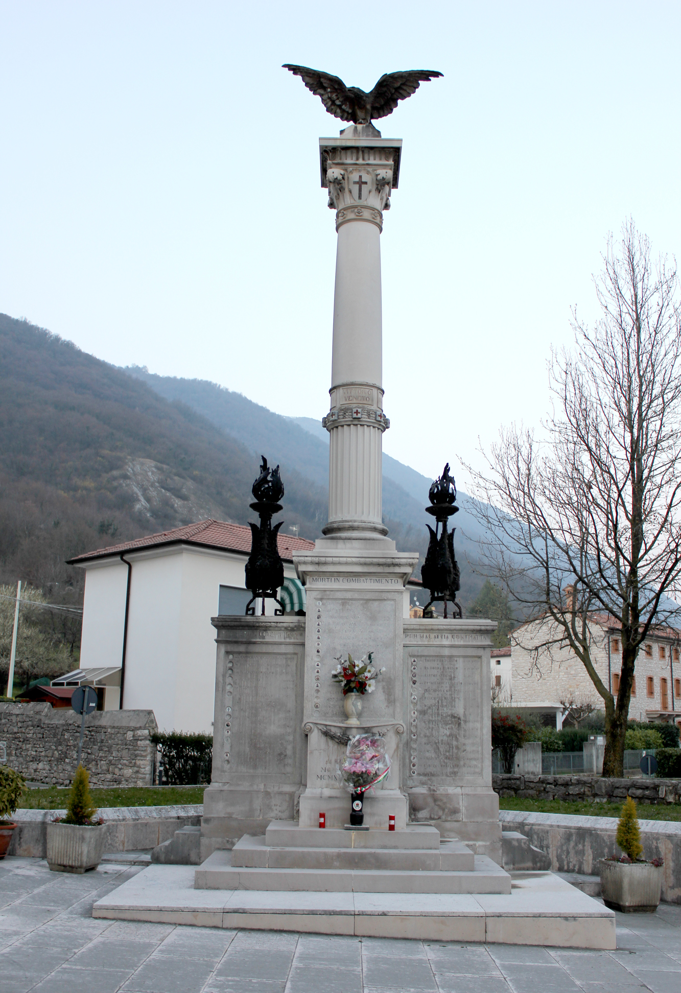 allegoria della Vittoria come aquila (monumento ai caduti - a colonna, opera isolata) di Gerardini Gaetano (XX)