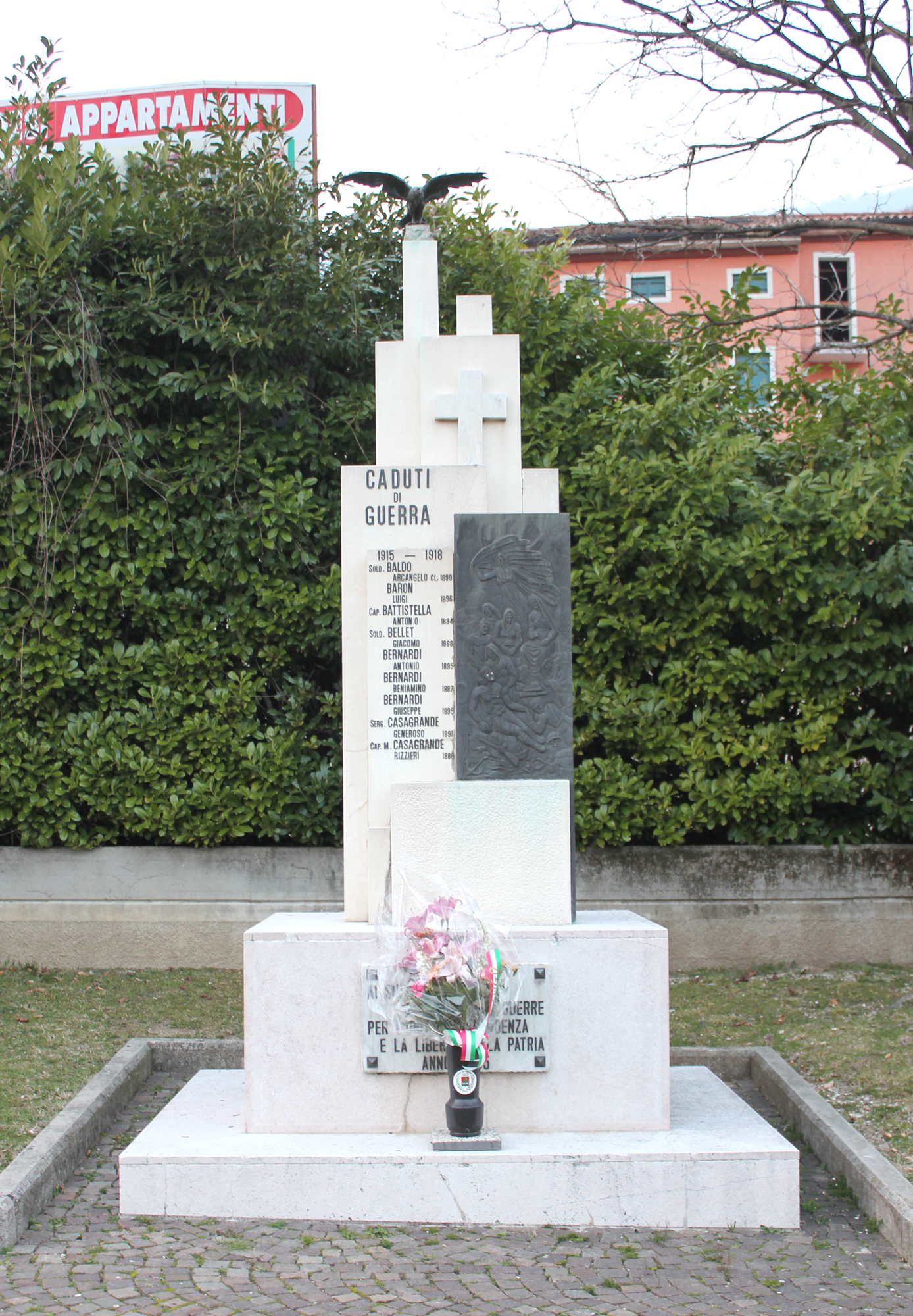 figure di dolenti che piangono un caduto, allegoria della Vittoria come aquila (monumento ai caduti - a stele, opera isolata) di Raccanelli Vincenzo (XX)