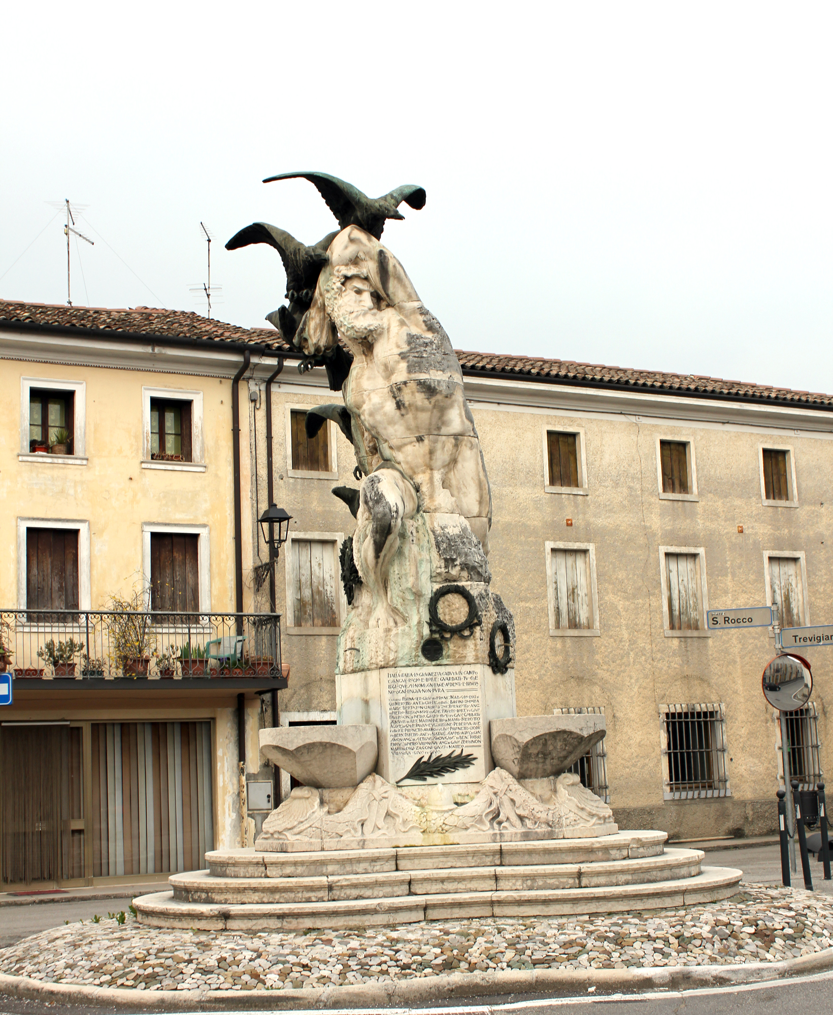 Il Titano e le aquile, allegoria del soldato come eroe antico (monumento ai caduti - a fontana, opera isolata) di Possamai Giovanni (XX)