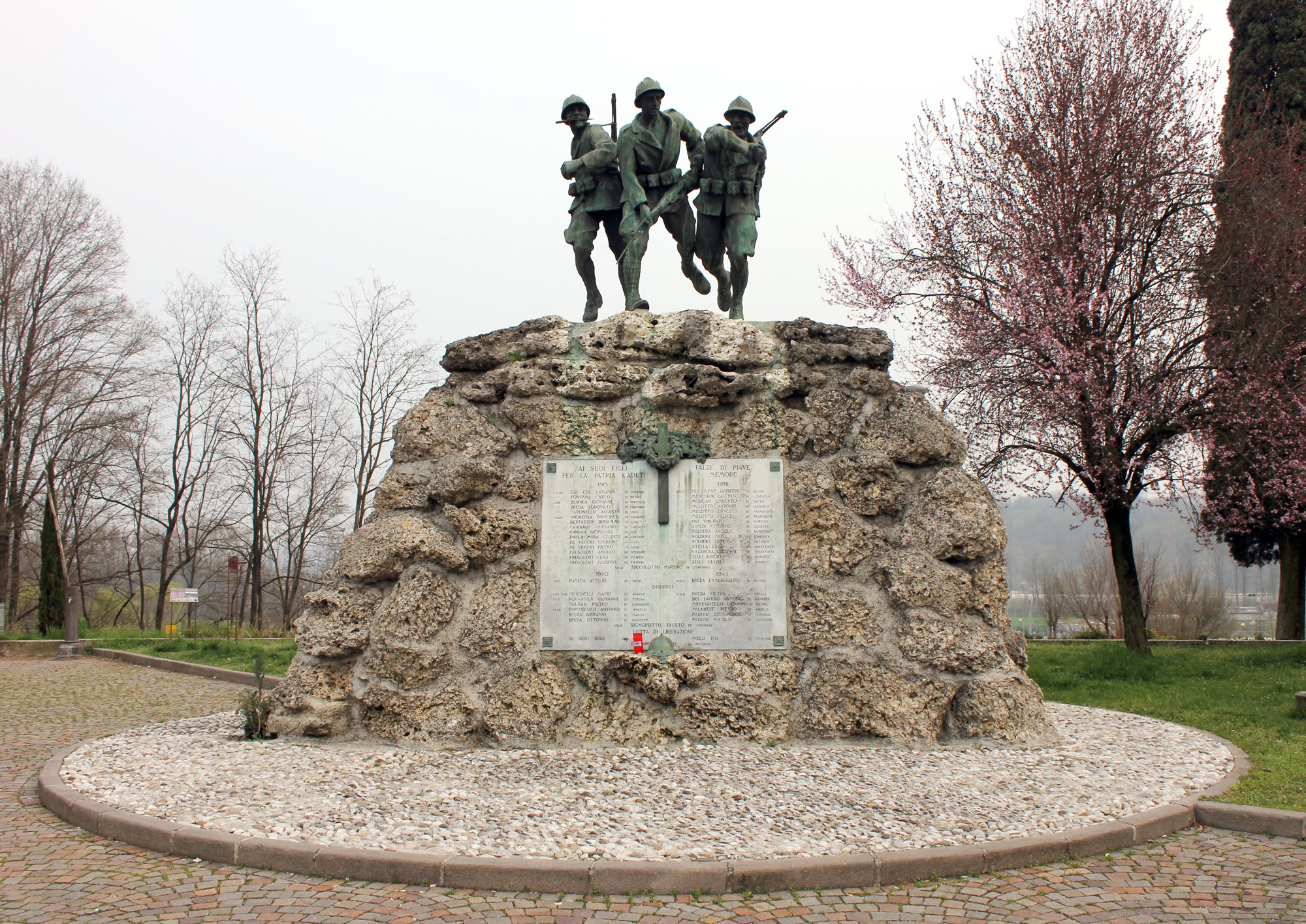 Tre Arditi all'assalto: i Caimani del Piave, figure di soldati in combattimento (monumento ai caduti - a montagna figurata, opera isolata) di Possamai Giovanni (XX)