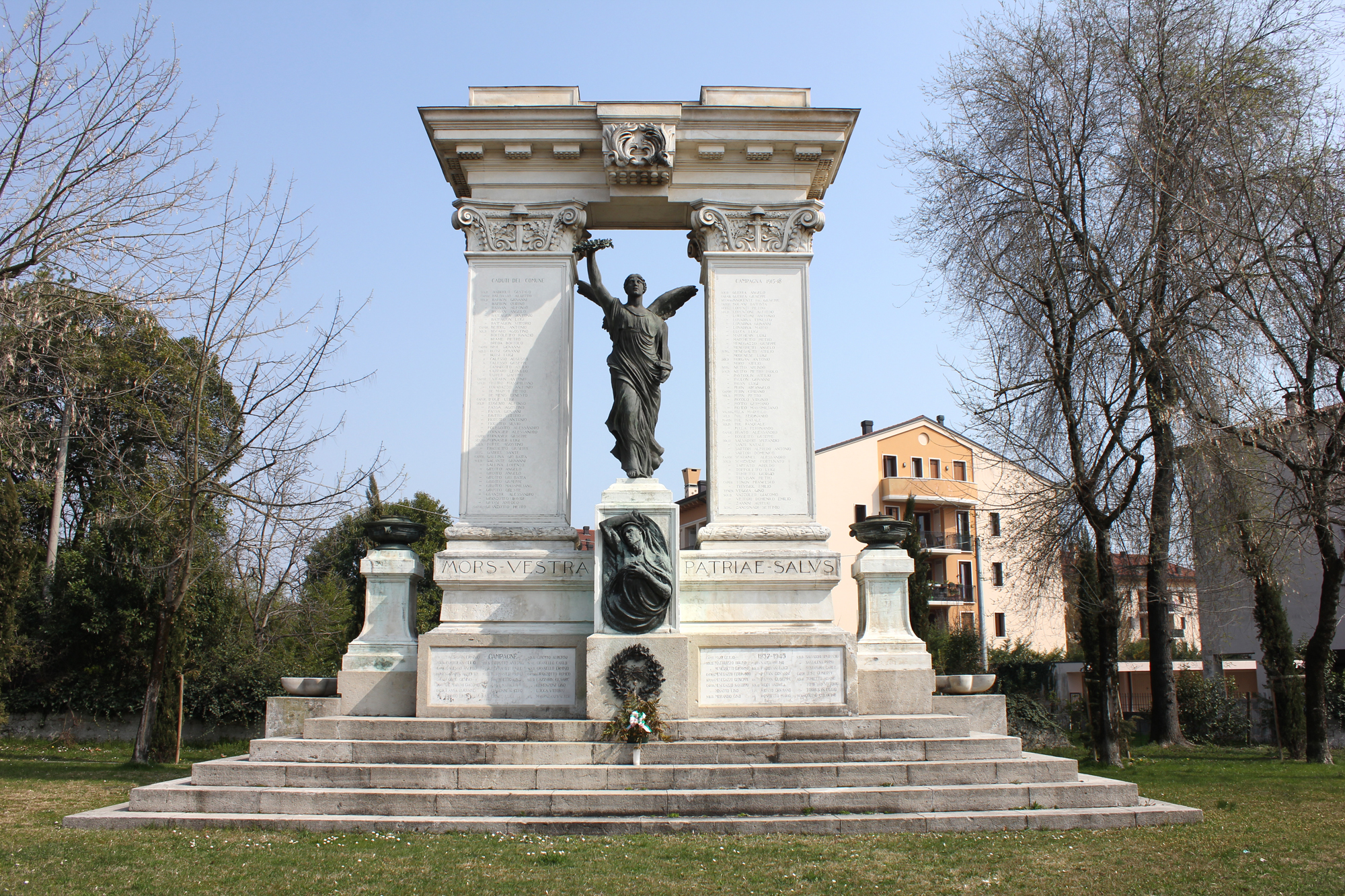 allegoria della Vittoria che premia un soldato (monumento ai caduti - ad arco, opera isolata) di Possamai Giovanni (XX)